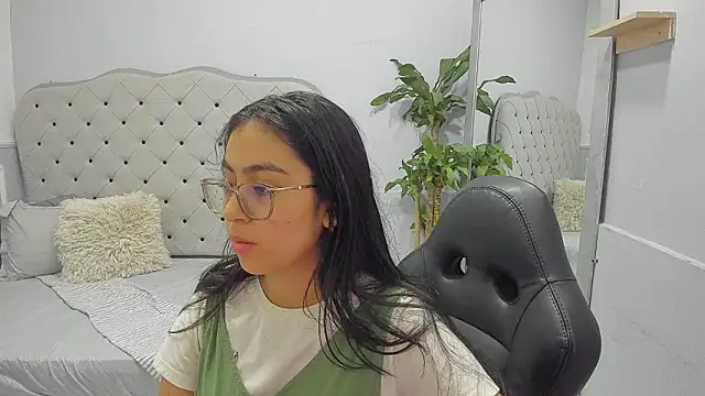 Snapshot of lucelly_15 chatting on 02.18.26 lucelly 15 online show from 02.18.26