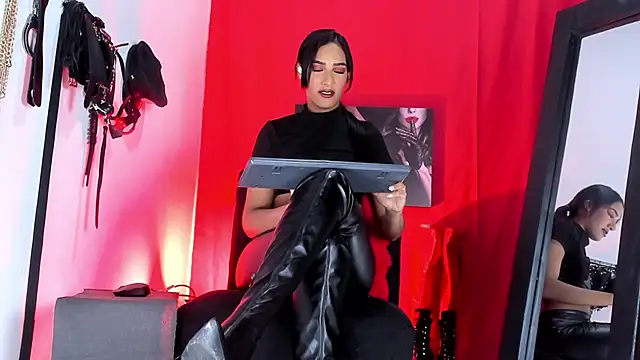 Snapshot of Aleshkastone chatting on 12.18.25 Aleshkastone online show from 12.18.25