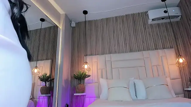 MelanieHillss online show from 10.04.25