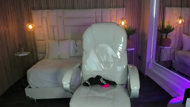 MelanieHillss online show from 10.10.25