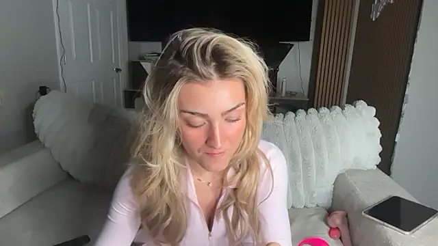 Snapshot of meggsworld chatting on 04.19.26 meggsworld online show from 04.19.26
