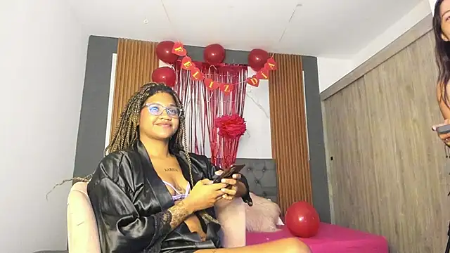 Snapshot of ZahraRose chatting on 02.15.25 ZahraRose online show from 02.15.25