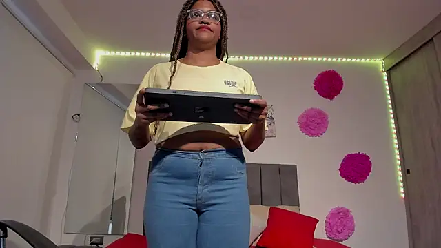 Snapshot of ZahraRose chatting on 02.26.25 ZahraRose online show from 02.26.25