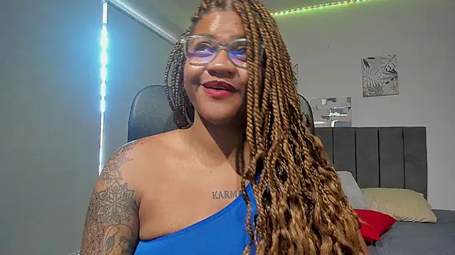 Snapshot of ZahraRose chatting on 03.10.25 ZahraRose online show from 03.10.25