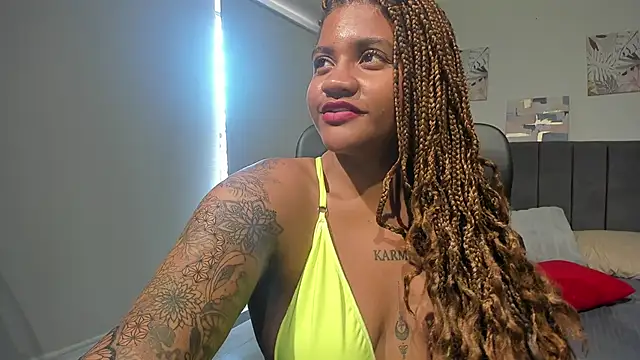 Snapshot of ZahraRose chatting on 03.11.25 ZahraRose online show from 03.11.25