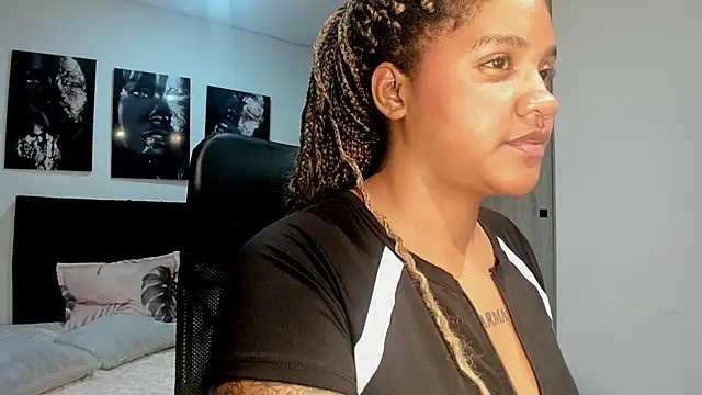 Snapshot of ZahraRose chatting on 09.11.25 ZahraRose online show from 09.11.25