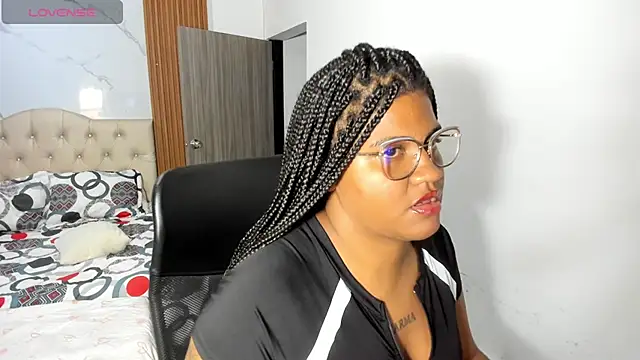 Snapshot of ZahraRose chatting on 05.11.26 ZahraRose online show from 05.11.26