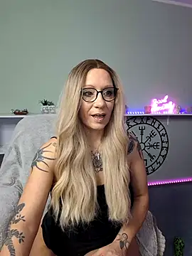 Snapshot of Janina_Secrets chatting on 03.01.25 Janina Secrets online show from 03.01.25