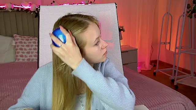 Snapshot of EveMundie chatting on 05.12.26 EveMundie online show from 05.12.26