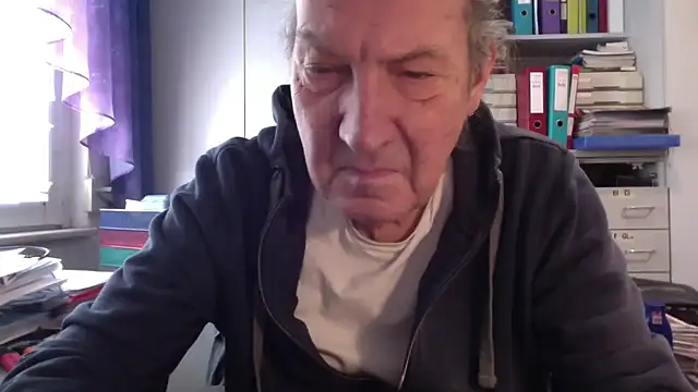 Snapshot of HMStraps01 chatting on 03.04.25 HMStraps01 online show from 03.04.25