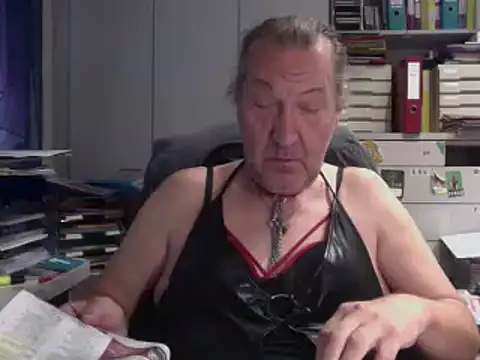 Snapshot of HMStraps01 chatting on 10.18.25 HMStraps01 online show from 10.18.25