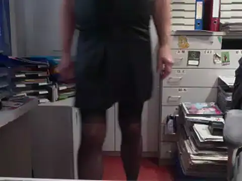 Snapshot of HMStraps01 chatting on 11.06.25 HMStraps01 online show from 11.06.25