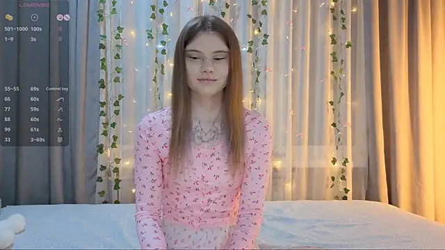 Snapshot of CarolinePepper chatting on 02.13.26 CarolinePepper online show from 02.13.26