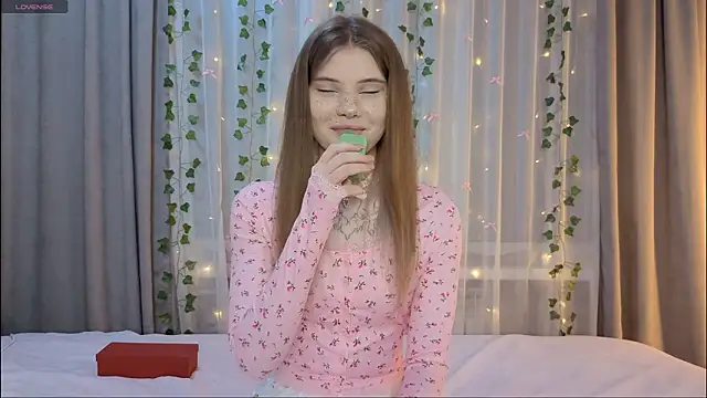 Snapshot of CarolinePepper chatting on 02.26.26 CarolinePepper online show from 02.26.26