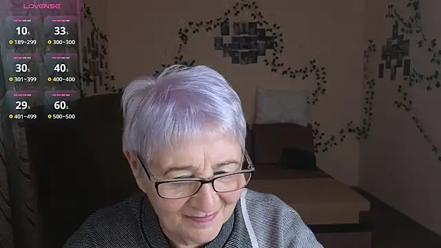 Snapshot of Sandra_Snowflake chatting on 10.26.25 Sandra Snowflake online show from 10.26.25