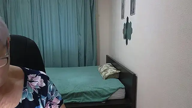 Snapshot of Sandra_Snowflake chatting on 10.27.25 Sandra Snowflake online show from 10.27.25