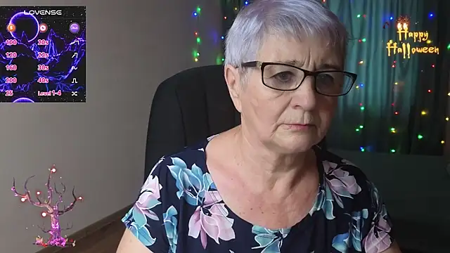 Snapshot of Sandra_Snowflake chatting on 10.28.25 Sandra Snowflake online show from 10.28.25