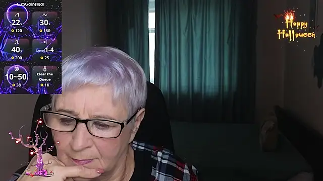 Snapshot of Sandra_Snowflake chatting on 10.30.25 Sandra Snowflake online show from 10.30.25