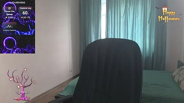 Snapshot of Sandra_Snowflake chatting on 10.31.25 Sandra Snowflake online show from 10.31.25