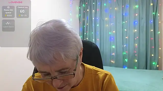 Snapshot of Sandra_Snowflake chatting on 11.13.25 Sandra Snowflake online show from 11.13.25