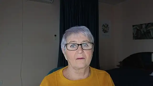 Snapshot of Sandra_Snowflake chatting on 11.21.25 Sandra Snowflake online show from 11.21.25