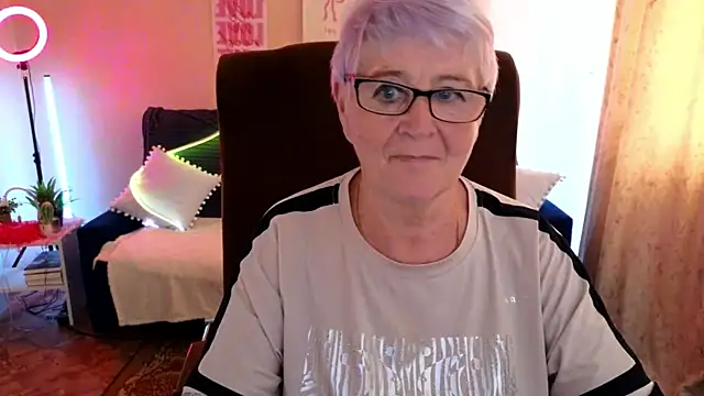 Snapshot of Sandra_Snowflake chatting on 06.17.26 Sandra Snowflake online show from 06.17.26
