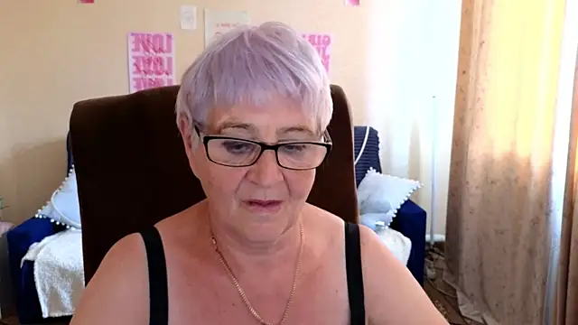 Snapshot of Sandra_Snowflake chatting on 06.18.26 Sandra Snowflake online show from 06.18.26