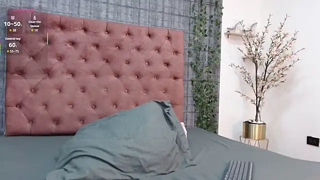 Mia  coluccy online show from 09.13.25