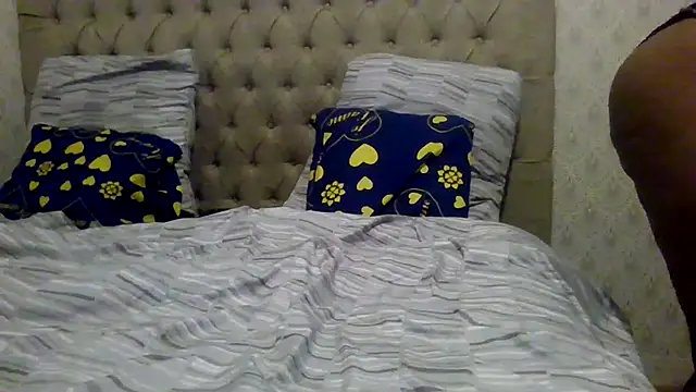 Snapshot of Louna45dv chatting on 10.15.25 Louna45dv online show from 10.15.25