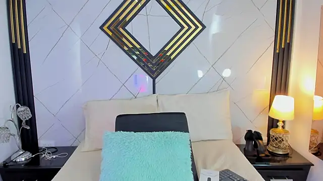 Snapshot of EmilyDiaaz chatting on 11.15.25 EmilyDiaaz online show from 11.15.25