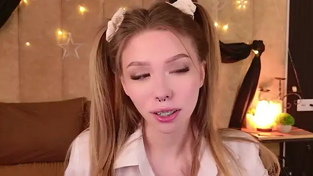 Snapshot of Sierra_Fane chatting on 04.27.26 Sierra Fane online show from 04.27.26