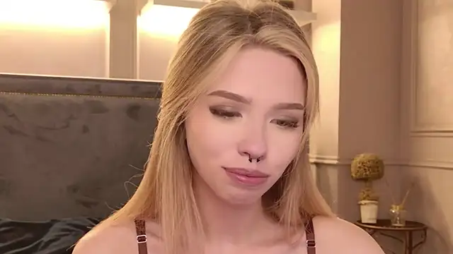 Snapshot of Sierra_Fane chatting on 06.04.26 Sierra Fane online show from 06.04.26