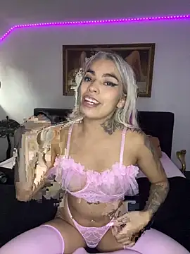 Snapshot of Natixrtt chatting on 10.02.25 Natixrtt online show from 10.02.25