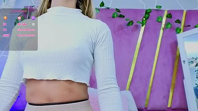 Snapshot of EmmyCortez chatting on 09.23.25 EmmyCortez online show from 09.23.25