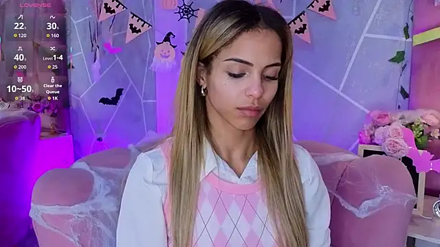 Snapshot of EmmyCortez chatting on 10.30.25 EmmyCortez online show from 10.30.25