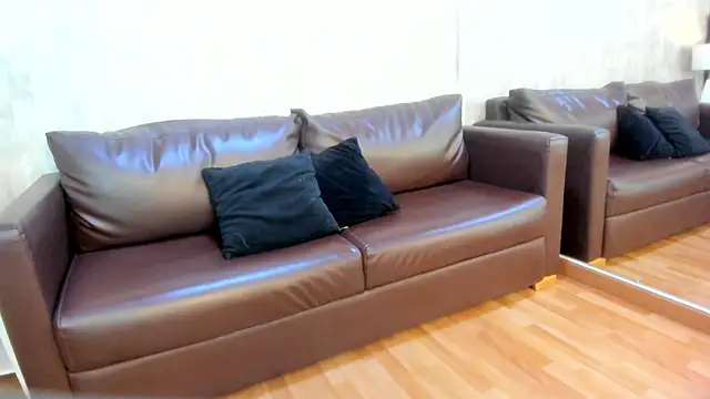 NahomyCarther online show from 11.04.25