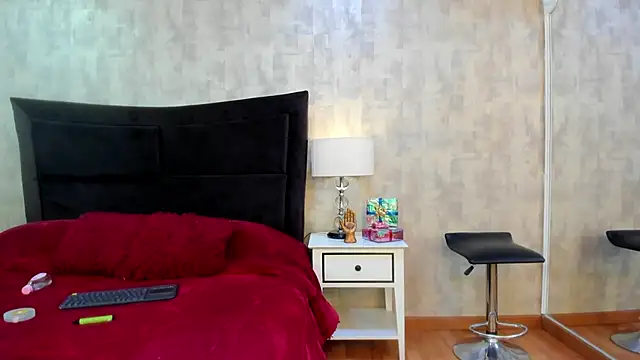 NahomyCarther online show from 12.16.25