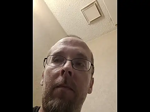 Snapshot of taterae chatting on 11.22.25 taterae online show from 11.22.25