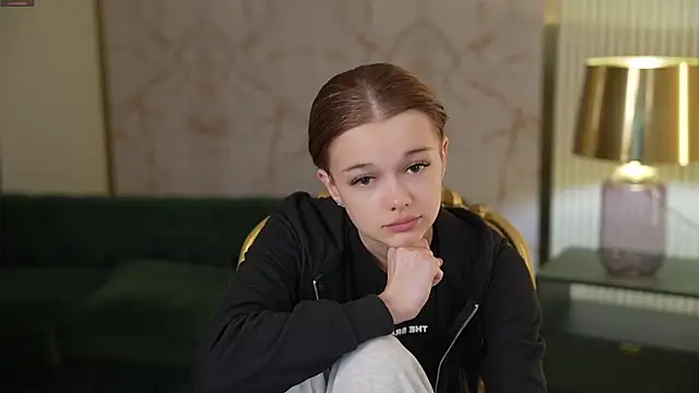 Snapshot of Elza_Dream chatting on 03.21.25 Elza Dream online show from 03.21.25