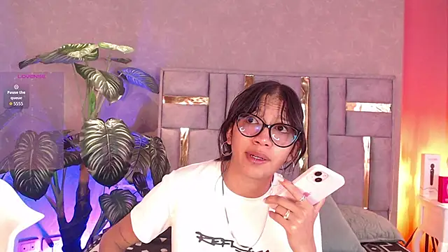 Snapshot of Tyla_Ks chatting on 09.20.25 Tyla Ks online show from 09.20.25