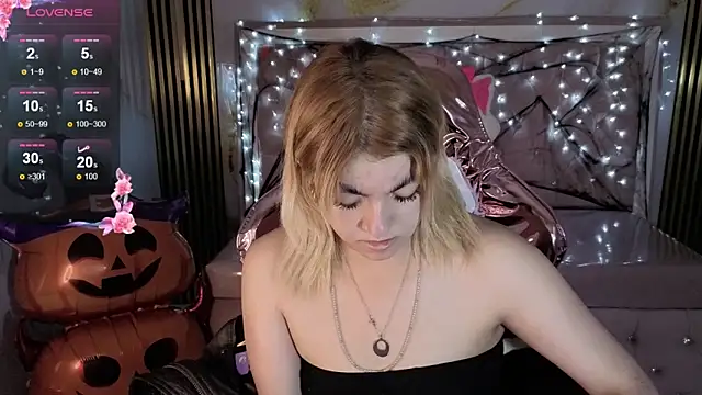 Snapshot of lili_conor_s chatting on 10.17.25 lili conor s online show from 10.17.25