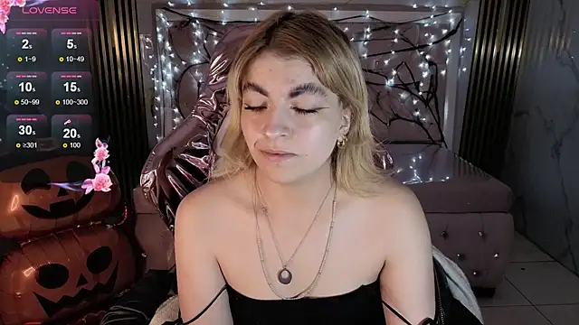 Snapshot of lili_conor_s chatting on 10.22.25 lili conor s online show from 10.22.25