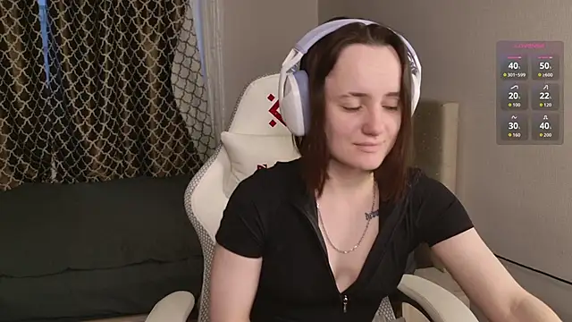 Luna Loveee online show from 10.19.25