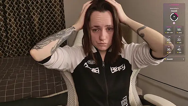 Luna Loveee online show from 11.14.25