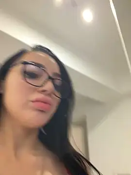 Mia Splash online show from 12.21.25