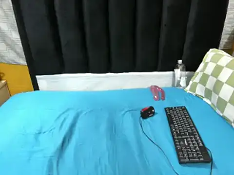 Snapshot of Malenderxxx chatting on 03.15.25 Malenderxxx online show from 03.15.25