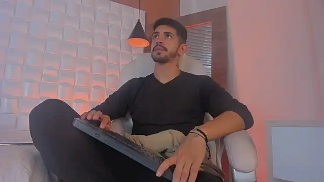 Snapshot of AlejandroStormm chatting on 10.10.25 AlejandroStormm online show from 10.10.25