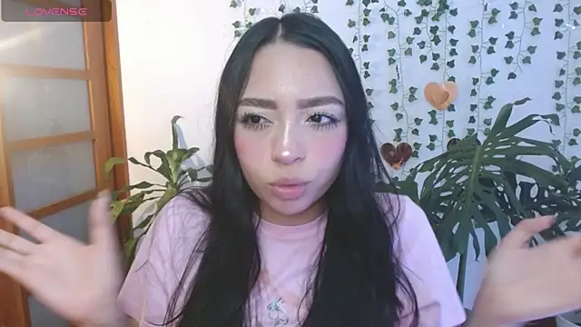 Snapshot of hellokitty__valery chatting on 04.21.26 hellokitty valery online show from 04.21.26