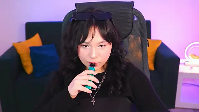 Snapshot of HanaWise chatting on 02.25.25 HanaWise online show from 02.25.25