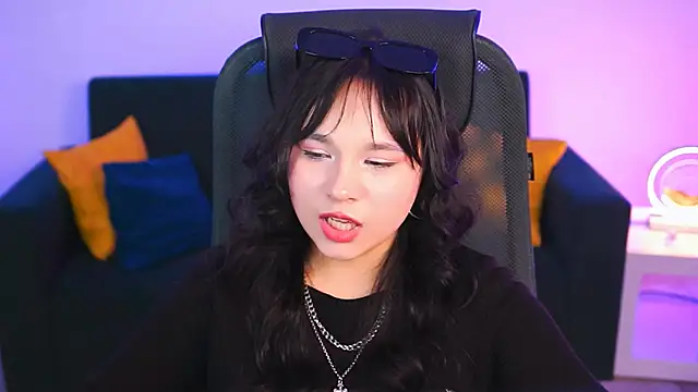 Snapshot of HanaWise chatting on 02.25.25 HanaWise online show from 02.25.25